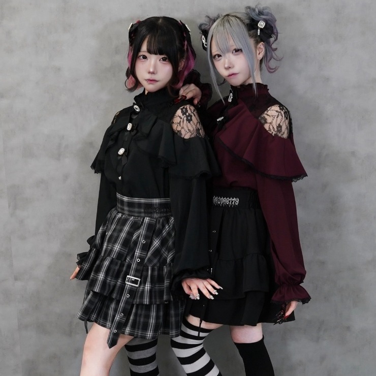 Majoretty - เสื้อเชิ้ตแต่งระบาย โบว์ริบบิ้น 3 ชั้นและไหล่ลูกไม้ซีทรูสุดละมุน