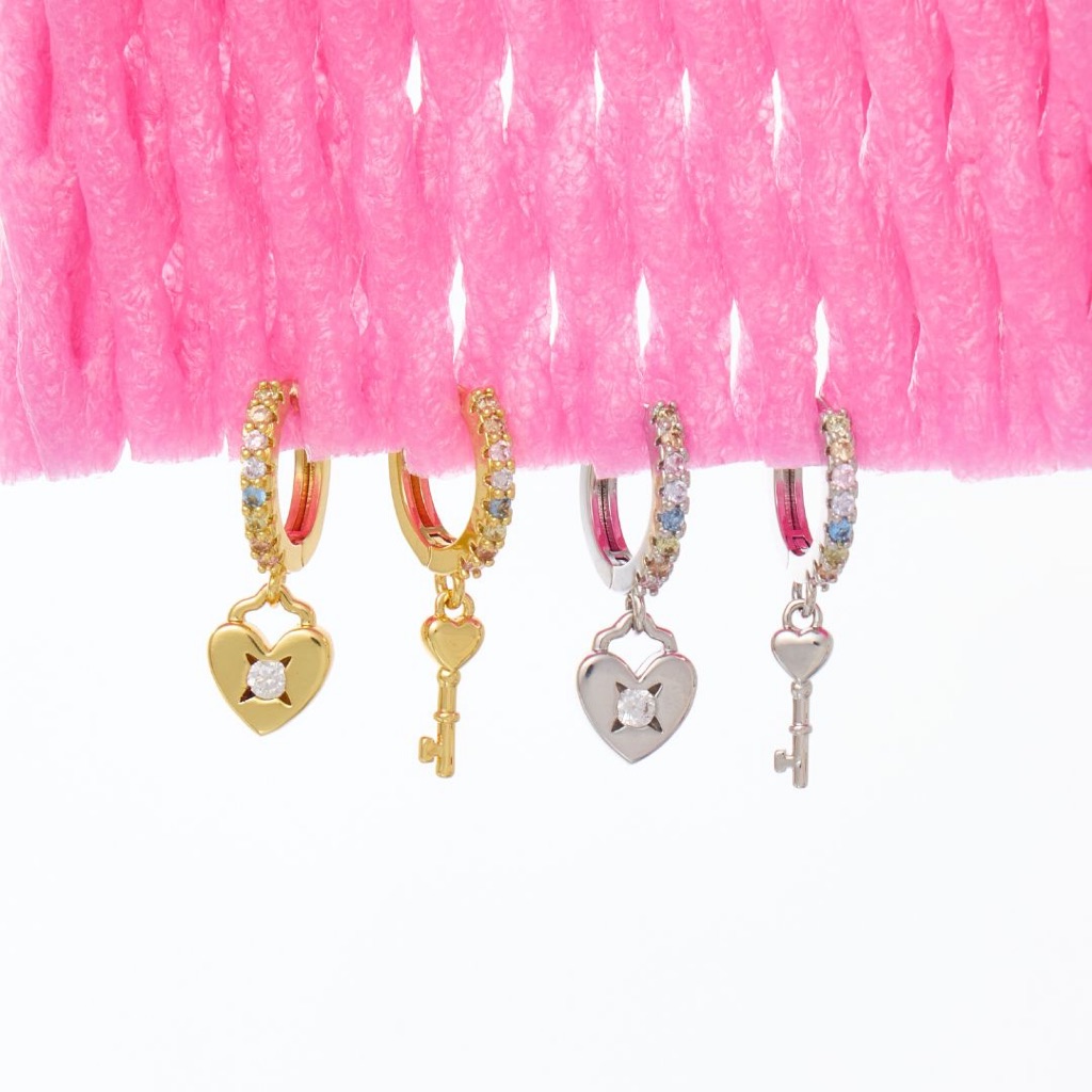 Petite Secret Pop Hoop ต่างหูห้วงห้อยชาร์มตัวล็อคและกุญแจหัวใจ