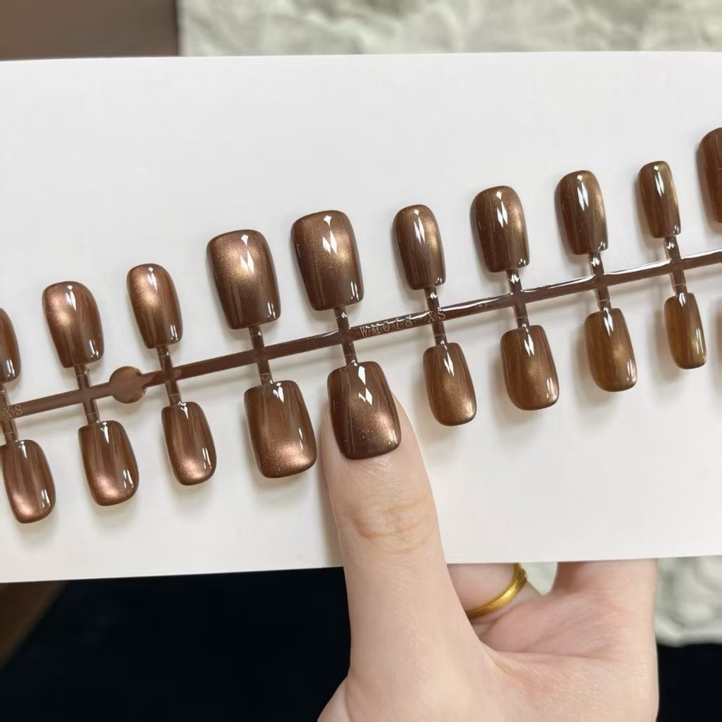 เล็บปลอมสำเร็จรูป (Press-on Nails)