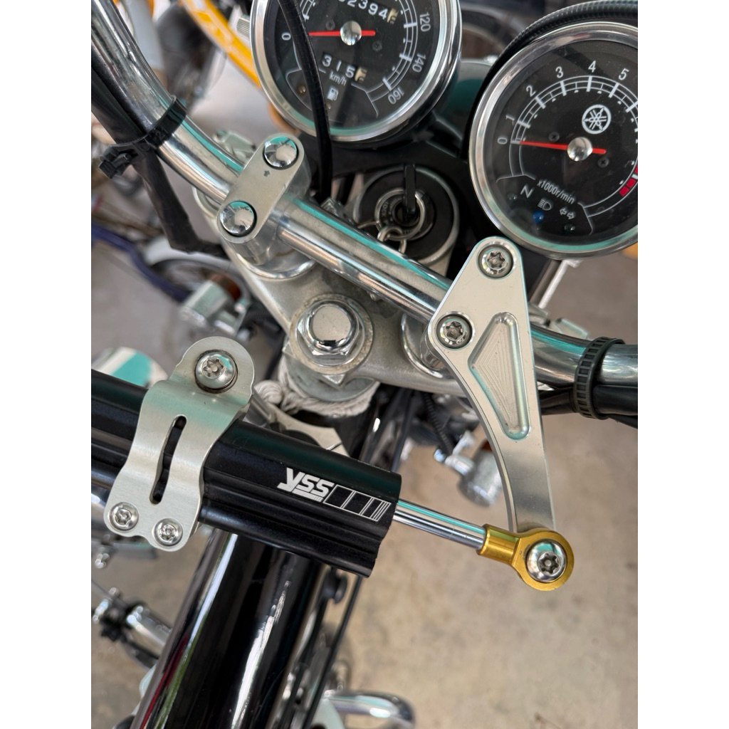 SR400,SR400fi,SR500 กันสะบัด YSS พร้อมขาจับบน(แผงคอ ) สภาพดีเบิกใหม่ใช้งานน้อย ตำหนิ่2จุด แถมน็อตดาว