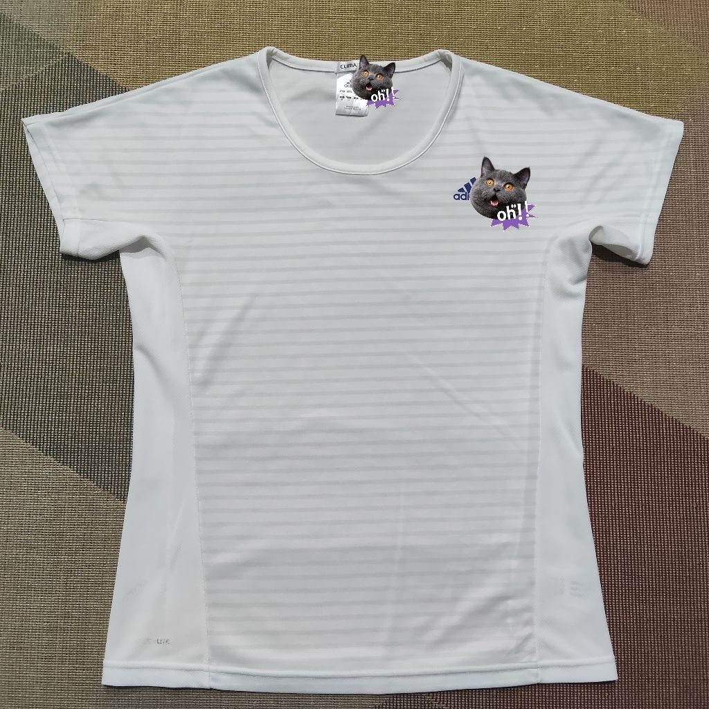 เสื้อกีฬา A. size L รอบอก 36"  มือสอง สภาพดี ตำหนินิดเดียวตามรูป