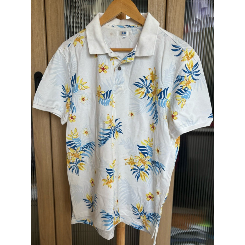 เสื้อโปโล AIIZ สีขาว ลายดอกชบาและใบไม้ (โทนเหลือง-ฟ้า)