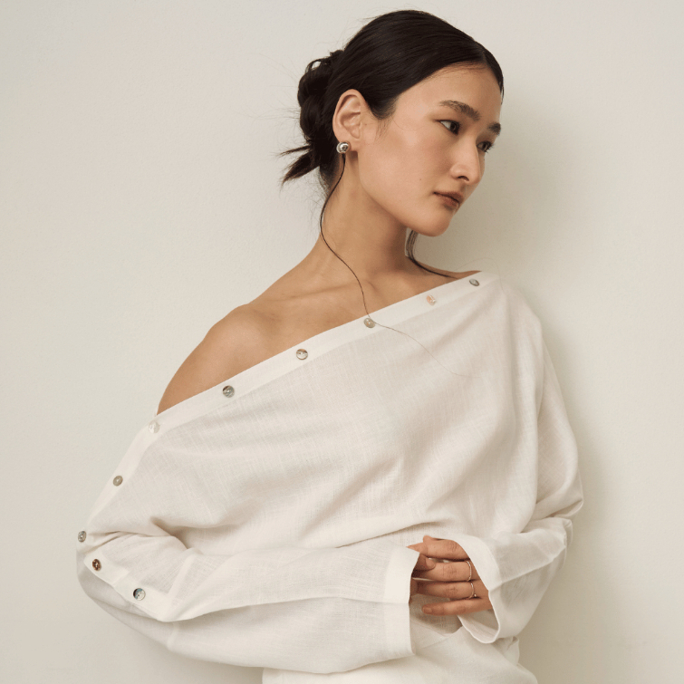 [ NEW IN ] SAC.BKK เสื้อลินิน แขนยาว ทรงไหล่เบี่ยง พร้อมกระดุม Off-Shoulder Linen Top