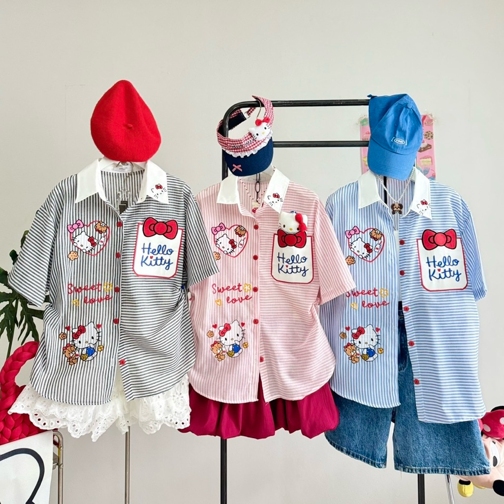 เสื้อ Hello kitty กระเป๋าเสื้อจะปักเป็นโบว์ ด้านหน้าเป็นงานปักทั้งตัวฉ่ำๆ