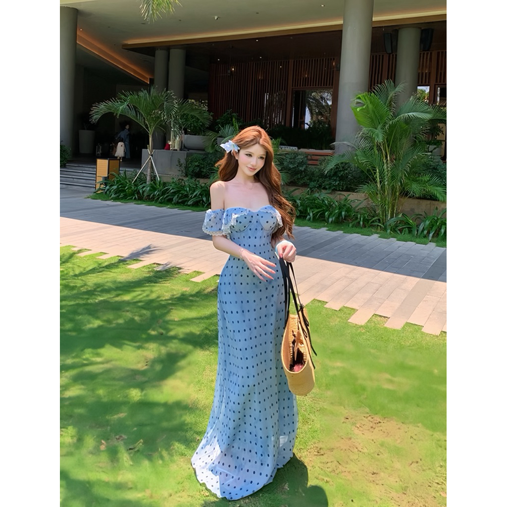 เดรสยาวโพกาดอทสีฟ้า แต่งแขนระบายสลับลูกไม้ มีฟองน้ำให้ในตัว ซัปในทั้งตัว งานเนียบมากค่ะ สีสวย