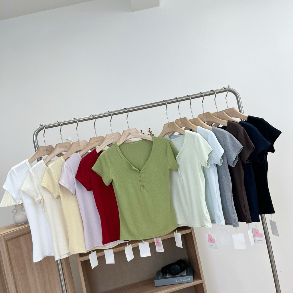 เสื้อยิดแขนสั้นดีเทลกระดุมแต่งด้านหน้า เนื้อผ้านุ่มเด้งใส่สบาย ไม่หนา แมทซ์ง่าย