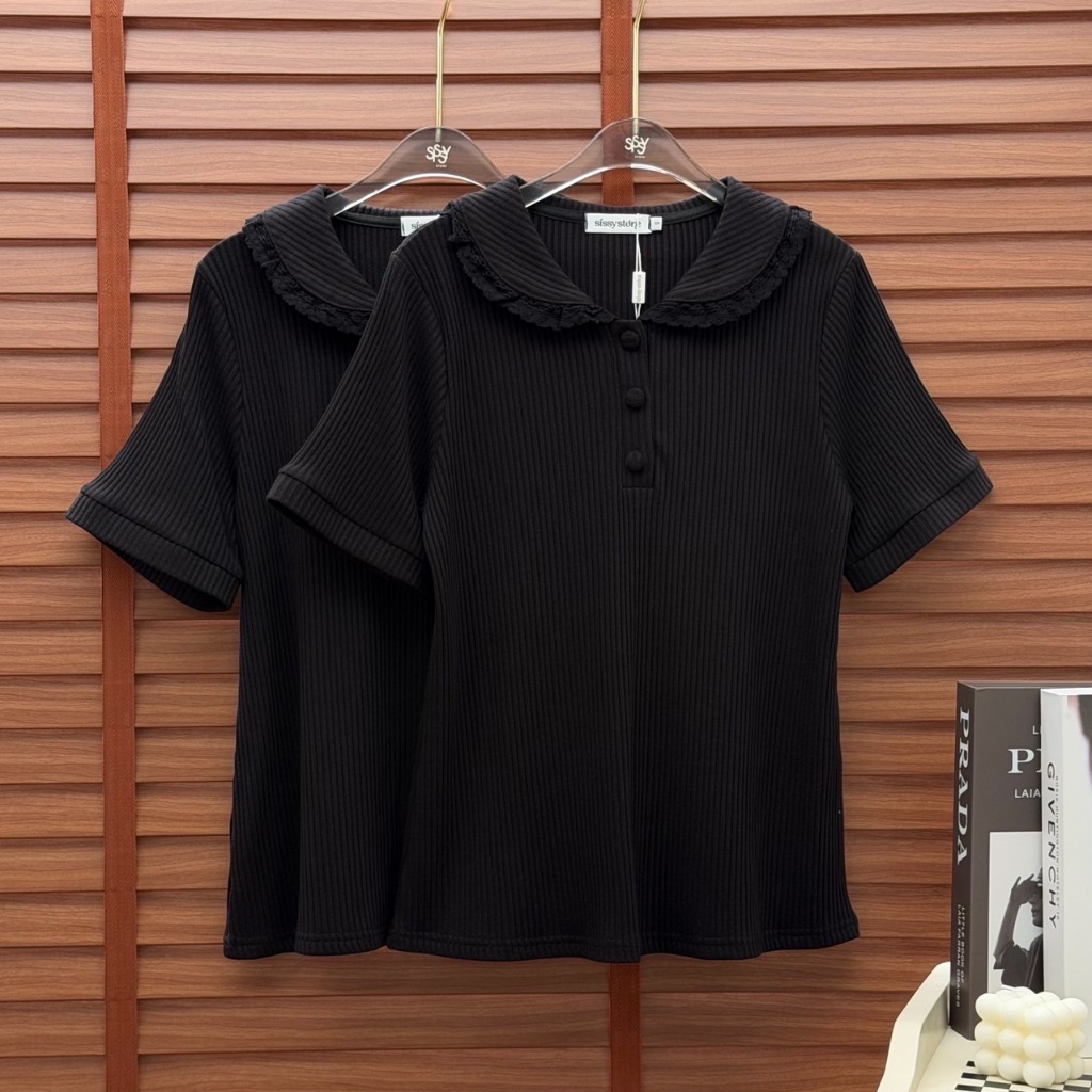 SISSY : เสื้อโปโลคอบัวแต่งลูกไม้ (S-XXL) ผ้าร่องยืดนุ่มใส่สบาย ระบายอากาศได้ดี
