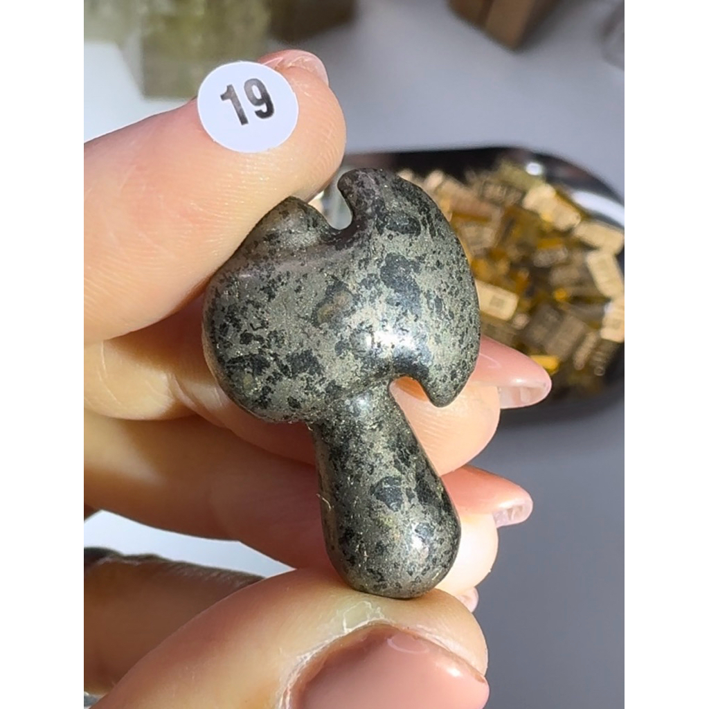 ไพไรต์ (Pyrite) "หินดึงดูดทรัพย์"ช่วยเรียกเงินทอง(แกะสลักตั้งไม่ได้)(ได้ชิ้นในโพส)