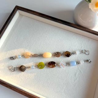 Lookpaadcollections - Ocean Bracelet สร้อยข้อมือลูกปัดสลับกับกระดุมโทนสีทราย ทะเล