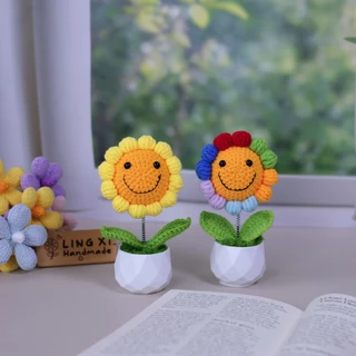 LING XI กระถางดอกทานตะวันยิ้มถักมือ ทำได้หัวโยก พร้อมกระถางขาวรูปเพชร ตกแต่งรถ/โต๊ะ ของขวัญปีใหม่