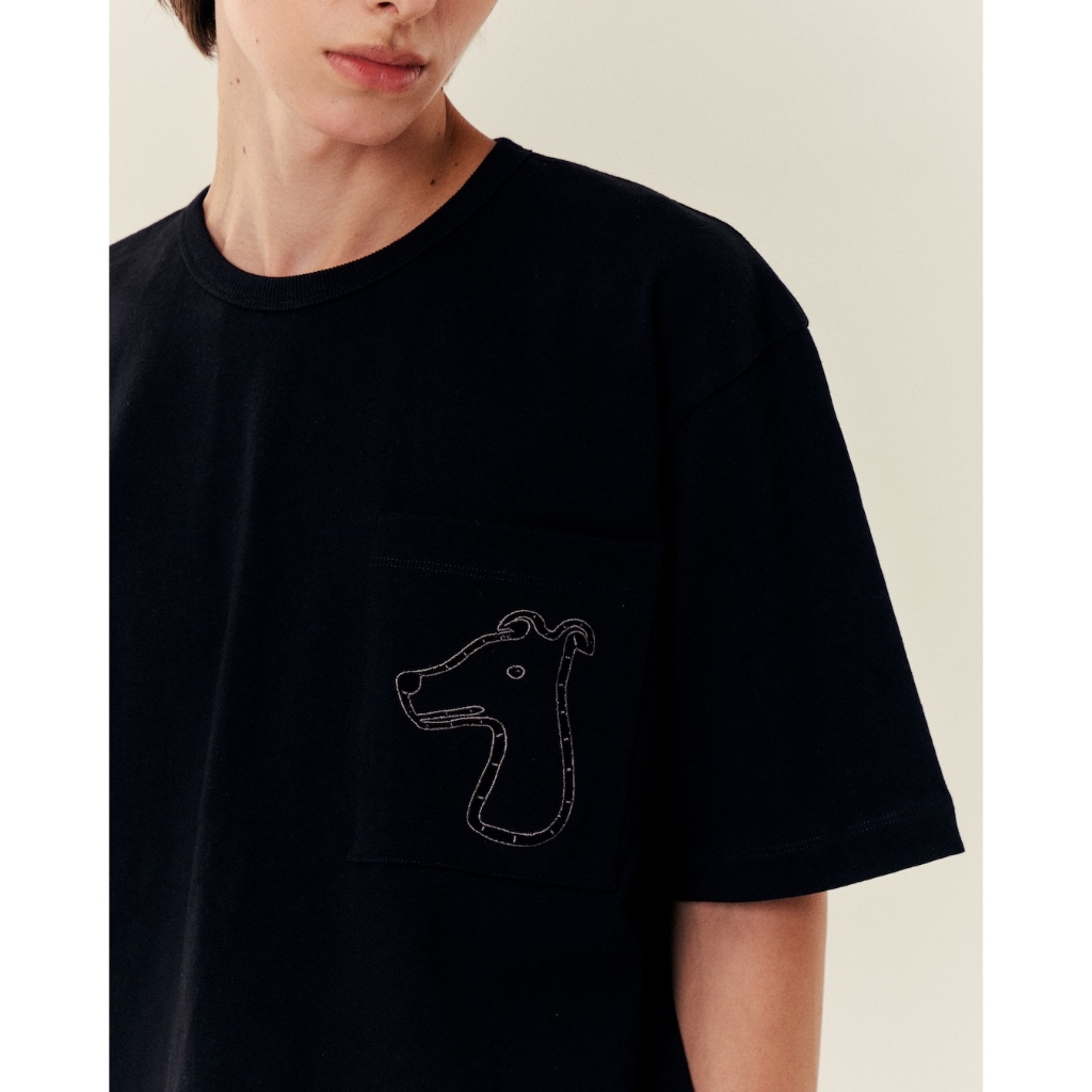 เสื้อยืดมีกระเป๋าพร้อมดีไซน์โลโก้แบบคัทเอาท์ S26MD SMILEYHOUND CUT-OUT LOGO POCKET T-SHIRT