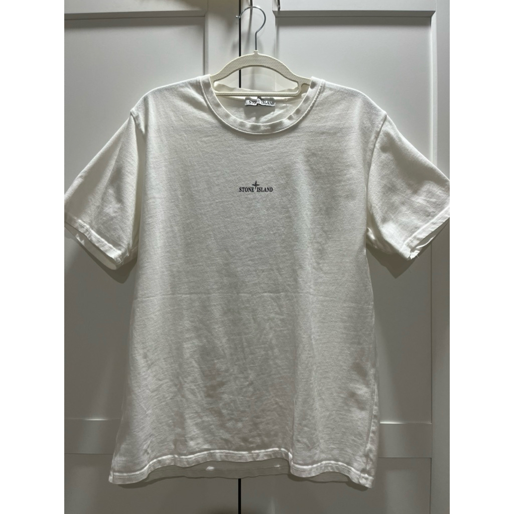 [พร้อมส่ง ไม่แท้ยินดีคืนเงิน] เสื้อยืดมือสอง Stone Island สีขาว สกรีนโลโก้ด้านหนลัง สภาพใหม่ ไซซ์ XL