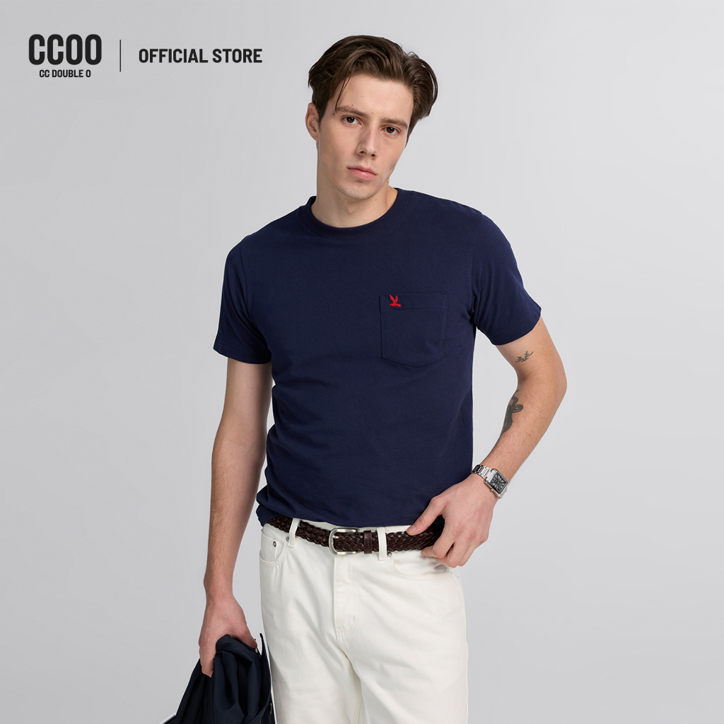 CC DOUBLE O POCKET REGULAR-FIT TEE ผู้ชาย เสื้อยืดคอกลมซิกเนเจอร์แบบมีกระเป๋าหน้าอก รุ่น O26WGMA028 (AW26 #P1)