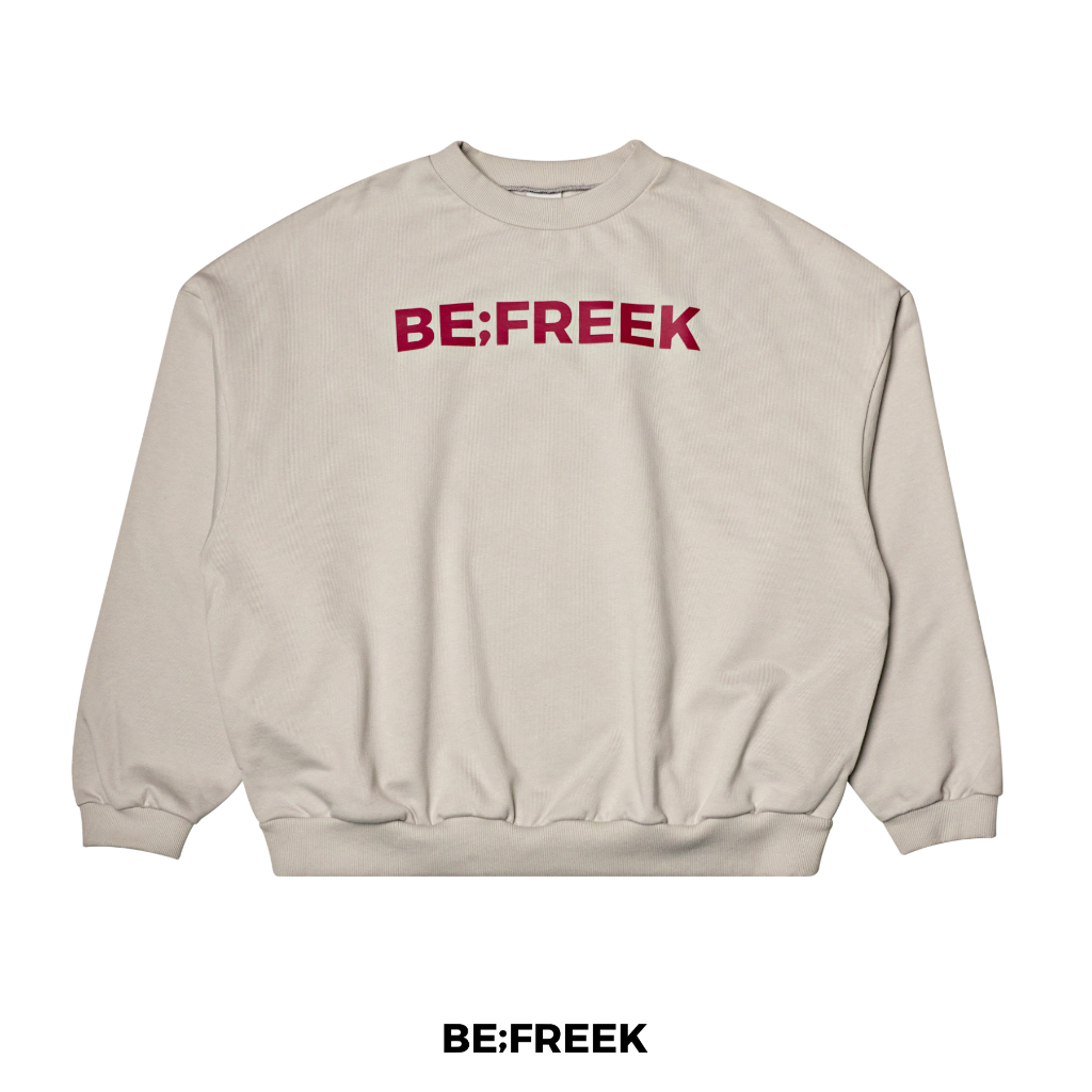BE;FREEK เสื้อสเวตเตอร์ทรง BOXY OVERSIZE พิมพ์โลโก้ BE;FREEK สีเทา BE;FREEK BOXY OVERSIZE GREY LOGO SWEATER
