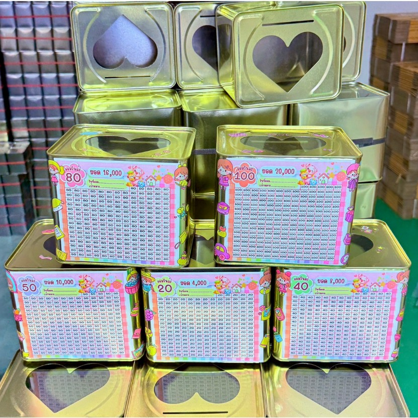 กระปุกออมสิน หมู+บ้าน ขนาด 15x17 cm  ( รุ่น หน้าต่างหัวใจบน )  พร้อมตารางออม  สติกเกอร์น่ารัก ฟรีกันชื้น ปากกา