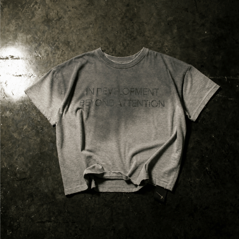 EM-BEYOND ATTENTION BOXY T-SHIRT