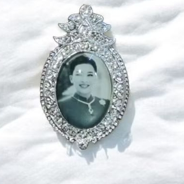 (พร้อมส่งไว)เข็มกลัดล็อกเก็ตที่ระลึก สมเด็จพระเจ้าลูกเธอเจ้าฟ้าพัชรกิติยาภาฯ(ไม่มีกล่อง)ดีไซน์หรูหรา ประดับด้วยคริสตัล