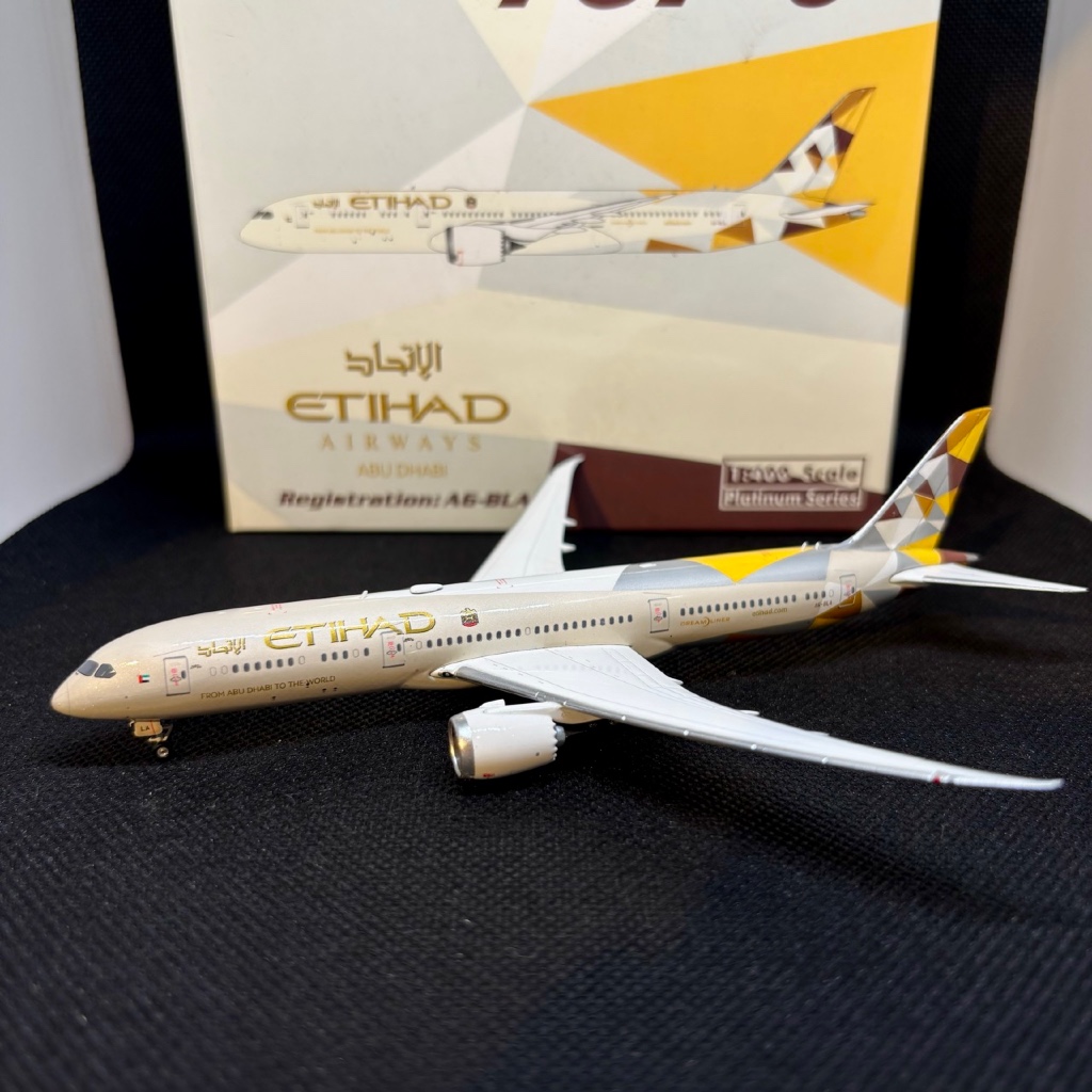 787-9 Etihad Airways | 1:400 Pheonix Airplane Model️