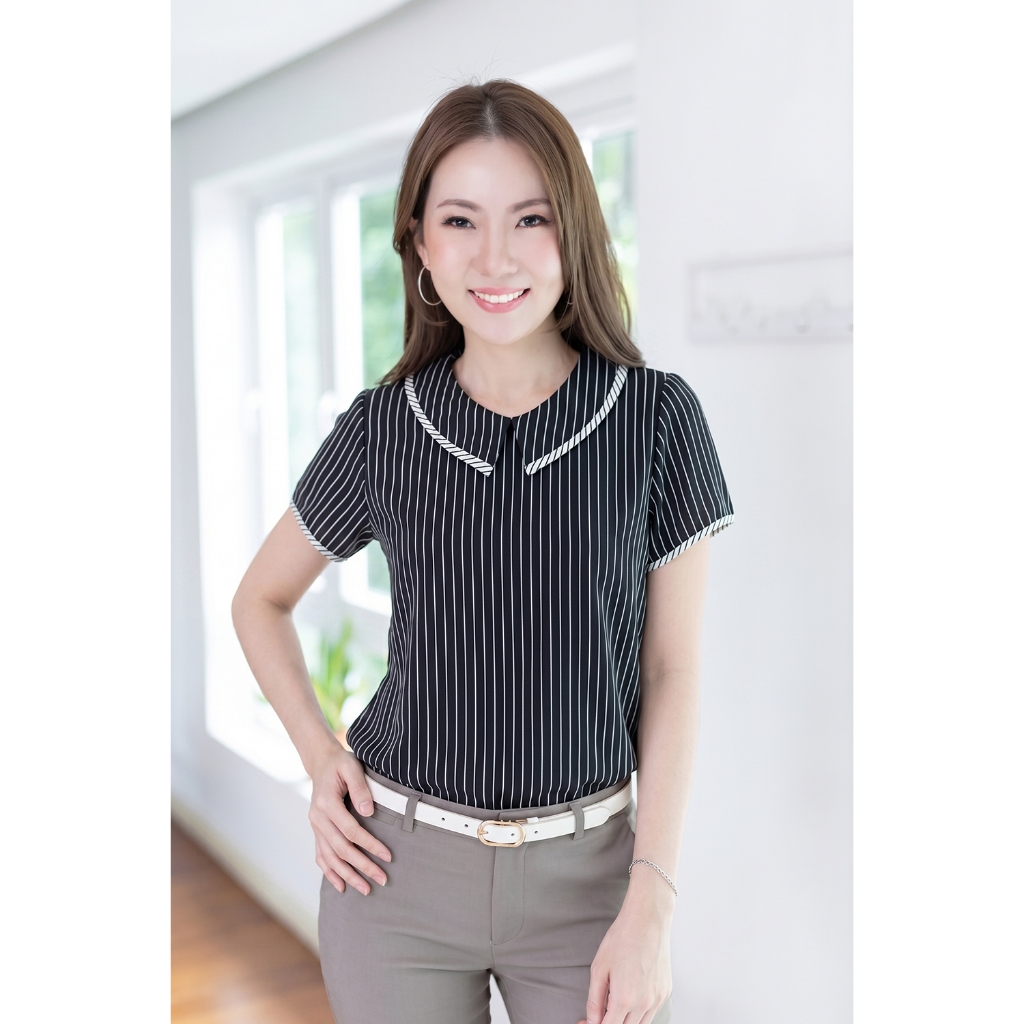 Narinari : MT6610 Point Collar Graphic Blouse เสื้อปกบัวปลายแหลม