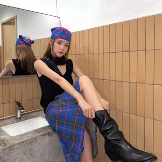 ผ้าเช็ดหน้า Cotton ลายสก็อต Vivienne Westwood ของแท้ สีสวย ใช้ผูกกระเป๋า ผูกผม พร้อมส่งในไทย