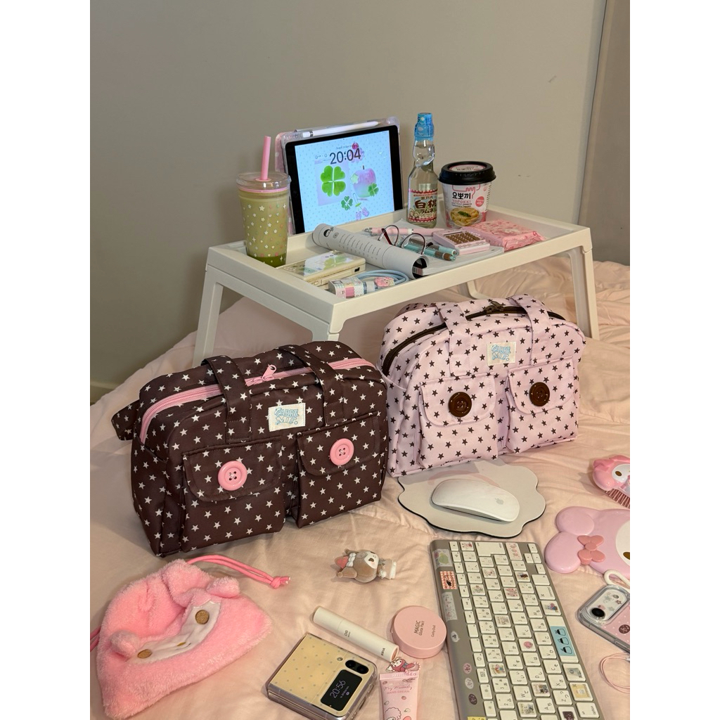 carryme-vivii bag⭐️พร้อมส่ง กระเป๋าสะพายข้างใส่ไอแพด 11 นิ้ว ผ้าลายดาว ไม่มีใย กระดุมหน้าตกแต่ง2ช่อง