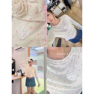 Ella : (ผ้าบาง)เสื้อครอปแขนยาวคอกลม ดีเทลปักใจ แต่งดอกไม้ตรงปลายแขน