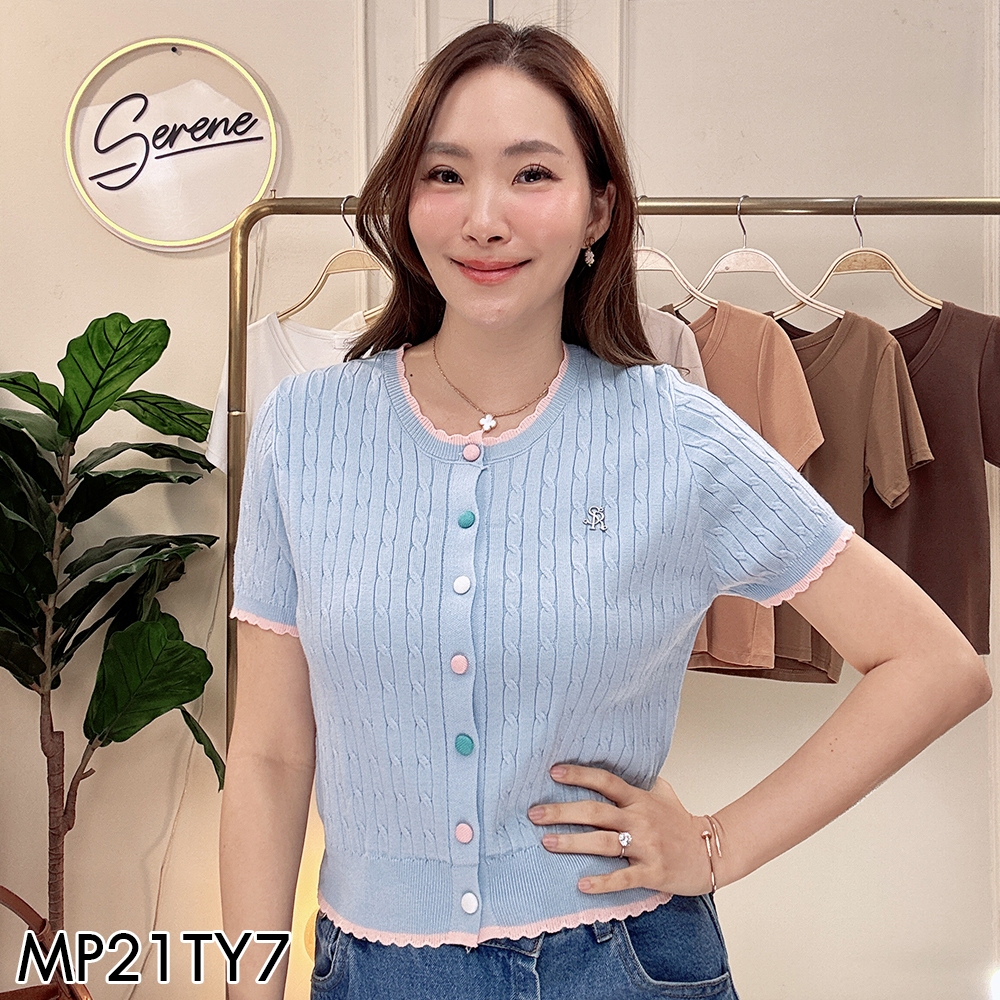 Serene's Choice เสื้อไหมพรมถักเปีย แขนสั้น แต่งขอบหยัก กระดุมหน้า 7 เม็ด