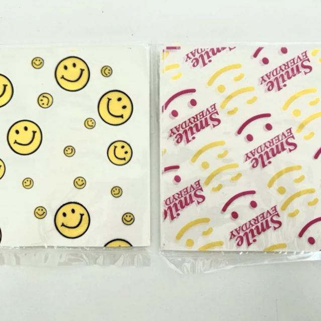 (รหัส001) กระดาษไขลายยิ้ม กระดาษไขรองขนม ขนาด14*15 cm ตัดแบ่งขาย ห่อละ 50 แผ่น