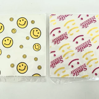 (รหัส001) กระดาษไขลายยิ้ม กระดาษไขรองขนม ขนาด14*15 cm ตัดแบ่งขาย ห่อละ 50 แผ่น