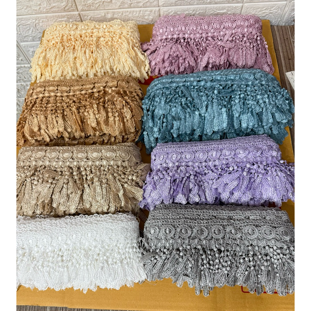 ลูกไม้ห้อยระย้าสีขาว   กว้าง 4  นิ้ว/ยาวมัดละ15หลา/ราคา 250บาท