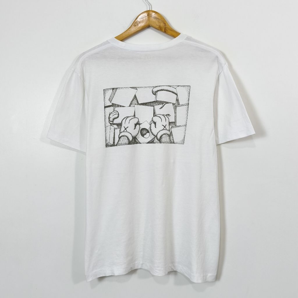 เสื้อยืด Uniqlo x Kaws Size L มือสอง