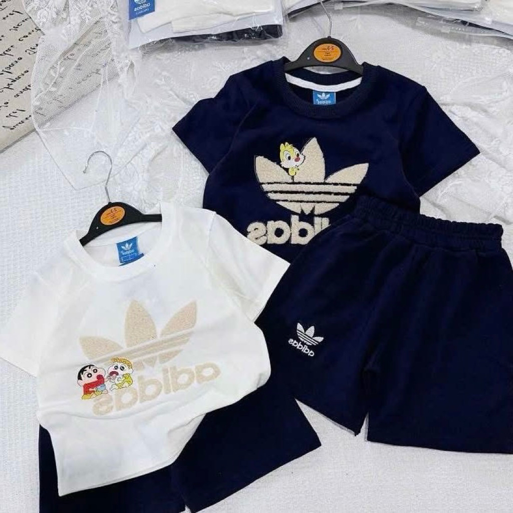 #พร้อมส่ง รุ่น "ชินจัง & ชิปมังค์ แพ็คคู่สุดคุ้ม" แพ็คเดียวได้ถึง 𝟐 ชุด! เสื้อยืดงานปักโลโก้ขนนุ่มคู่กางเกงขาสั้น