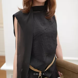 GAVANA Muse Tie Top เสื้อแขนกุดดีไซน์เรียบหรู โดดเด่นด้วยคอผ้าผูกยาวและชายเสื้อให้มีลูกเล่น #T26029