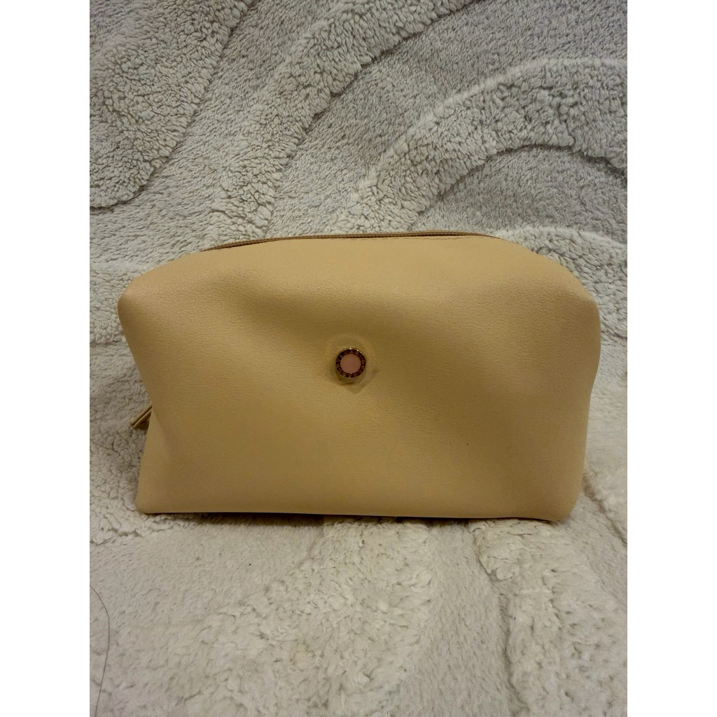 Emirates x BVLGARI Women’s Cream / Ivory Business Class Amenity Kit Bag NWT