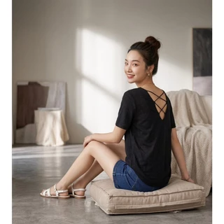 Minimalist Chic: เสื้อยืดดีไซน์ไขว้หลังสุดเรียบง่าย เนื้อผ้าทิ้งตัว