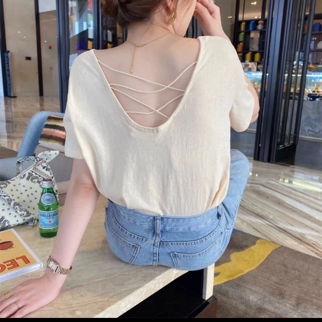 Minimalist Chic: เสื้อยืดดีไซน์ไขว้หลังสุดเรียบง่าย เนื้อผ้าทิ้งตัว