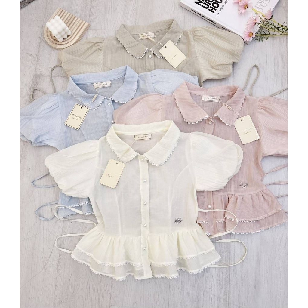 เสื้อคอบัวแต่งขอบลูกไม้แขนจั๊มมีเชือกผูกหลังป้าย peekanong