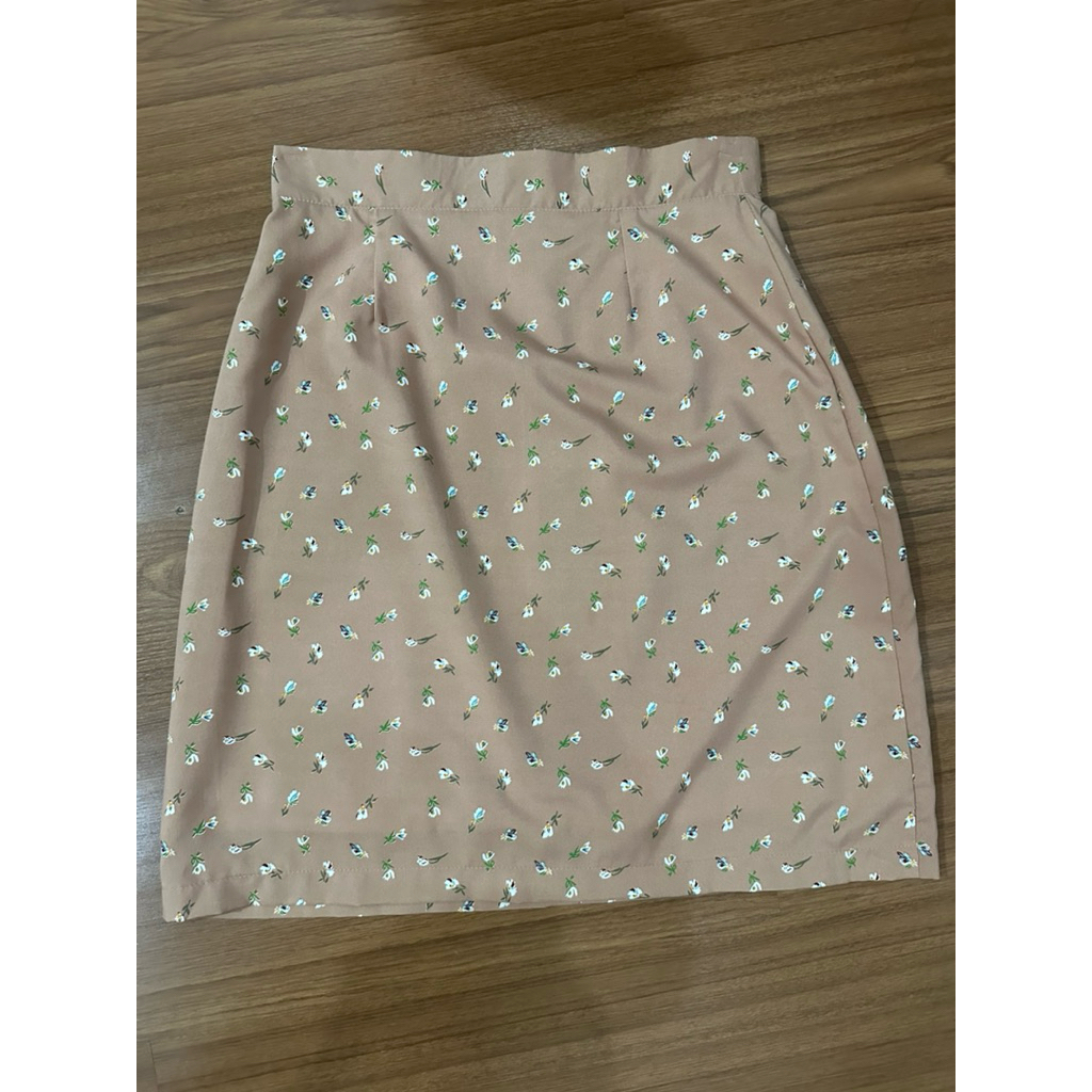 กระโปรงทำงาน กระโปรงทรงเอ กระโปรงสั้น มือสอง ร้าน Fromme Clothes ไซส์ L ลายดอกเล็กขาว พื้นน้ำตาลอิฐ