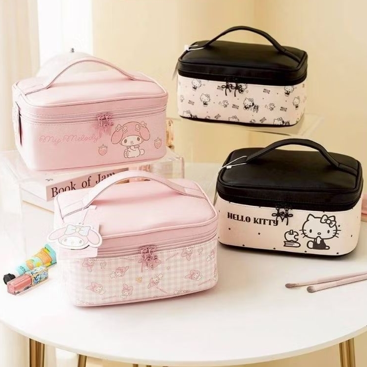 กระเป๋าใส่เครื่องสำอางค์ทรงกล่อง sanrio สินค้าลิขสิทธิ์แท้ ขนาด 25x18x11 cm วัสดุหนัง pu กันน้ำ​ ราคา 399 บาท