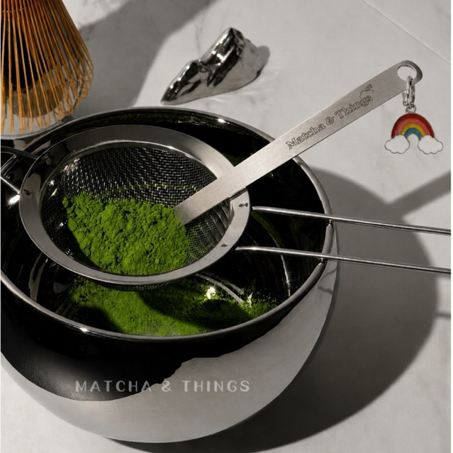 Matcha Chashaku ช้อนตักผงมัทฉะสแตนเลส สลักโลโก้ Matcha & Things | แถมชาร์มสายรุ้ง  (สุ่มชาร์ม)