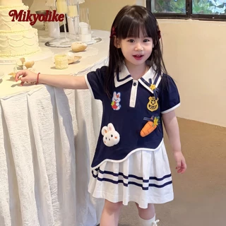 Mikyolike 1-9 ปี เดรสสไตล์คอลเลจเด็กผู้หญิง แขนสั้นผ้าฝ้าย ตุ๊กตากระต่ายติดหน้า กระโปรงพลีทสีกรมท่าขาว ใส่ไปอนุบาลสวย