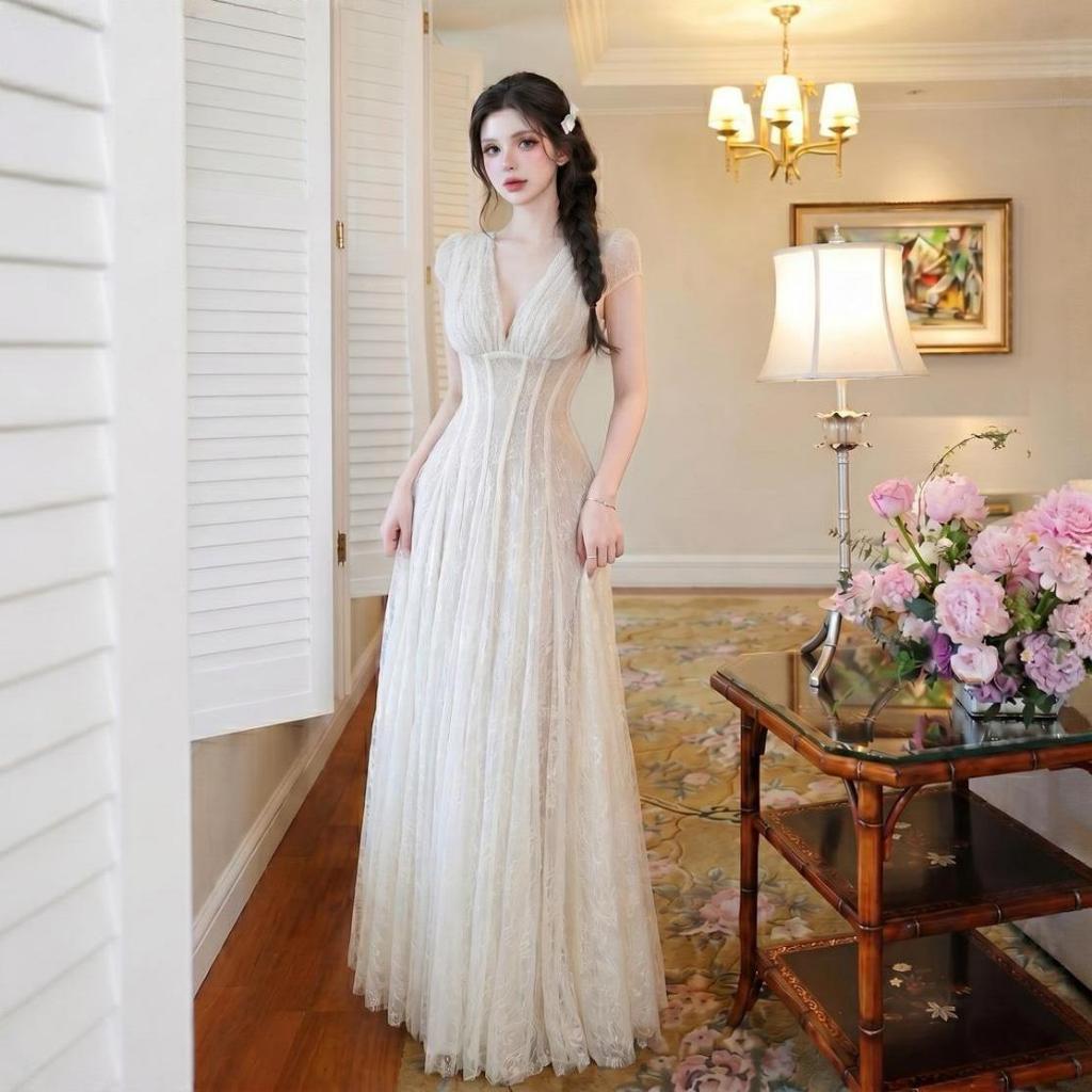 BELLITA (S-5XL) Lumiere Grace Lace Dress เดรสลูกไม้โทนงาช้าง ดีไซน์คอวีช่วงอกช่วยพรางหุ่น ทรงเอไลน์พริ้วละมุน ใ