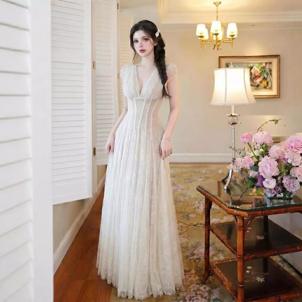 BELLITA (S-5XL) Lumiere Grace Lace Dress เดรสลูกไม้โทนงาช้าง ดีไซน์คอวีช่วงอกช่วยพรางหุ่น ทรงเอไลน์พริ้วละมุน ใ