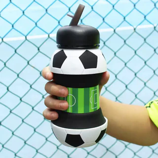 【พร้อมส่ง】⚽ ขวดน้ำซิลิโคนพับได้ 550ml ลายฟุตบอล หมุน 360° ไม่รั่ว พกพาสะดวก ดีไซน์สร้างสรรค์ สไตล์ฟุตบอลโลก โดนใจสายสปอร