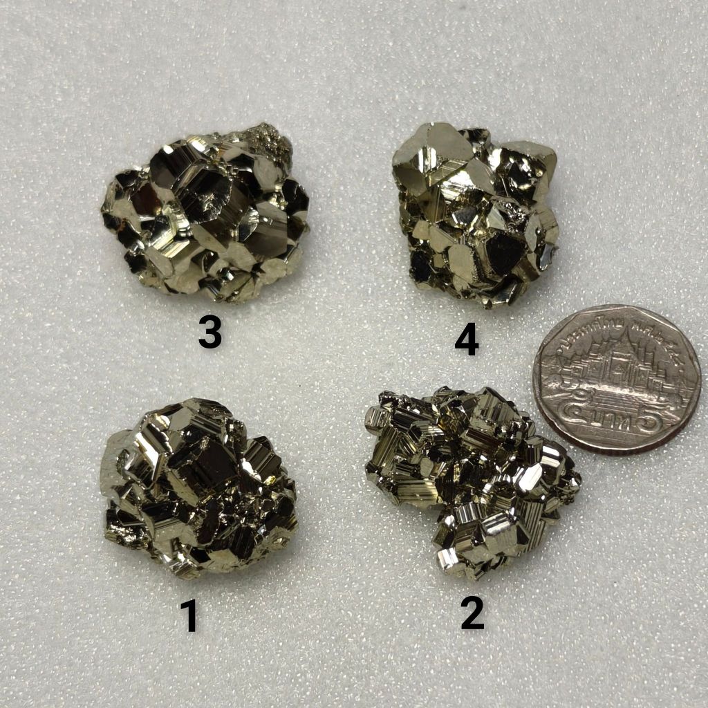 ผลึกไพไรต์ธรรมชาติ ทรงสวย คมชัด โดดเด่นด้วยผิวผลึกทรงลูกบาศก์ (Pyrite Crystal Cluster)