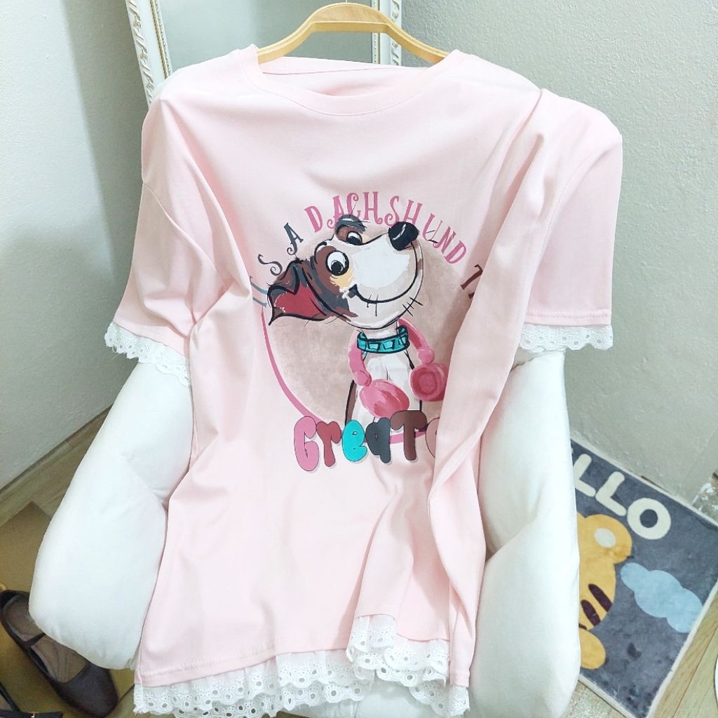 Aomshop01 (พร้อมส่ง) เสื้อยืดผ้าคอตตอนเนื้อนุ่ม ดีเทลแต่งระบายตามชายแขนเสื้อ งานสวยมาก ผ้าดีใส่สบาย 