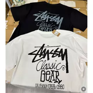 STUSSY CLASSIC GEAR TEE PIGMENT DYED เสื้อยืดแขนสั้นตัวอักษรผู้ชายครึ่งแขนสำหรับผู้ชายและผู้หญิง