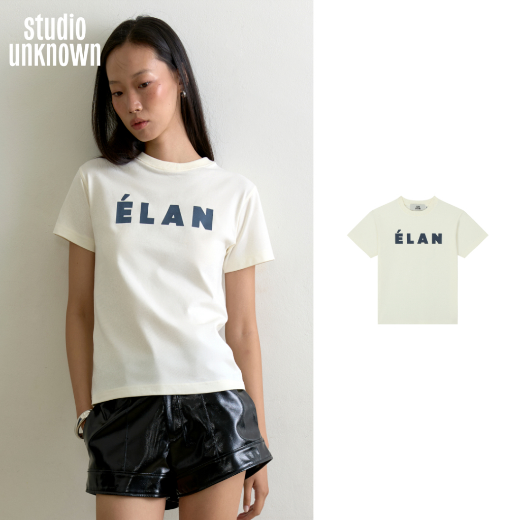 STUDIO UNKNOWN - ÉLAN Regular Typo Regular T-shirt เสื้อยืดคอกลมสกรีนลาย Typography