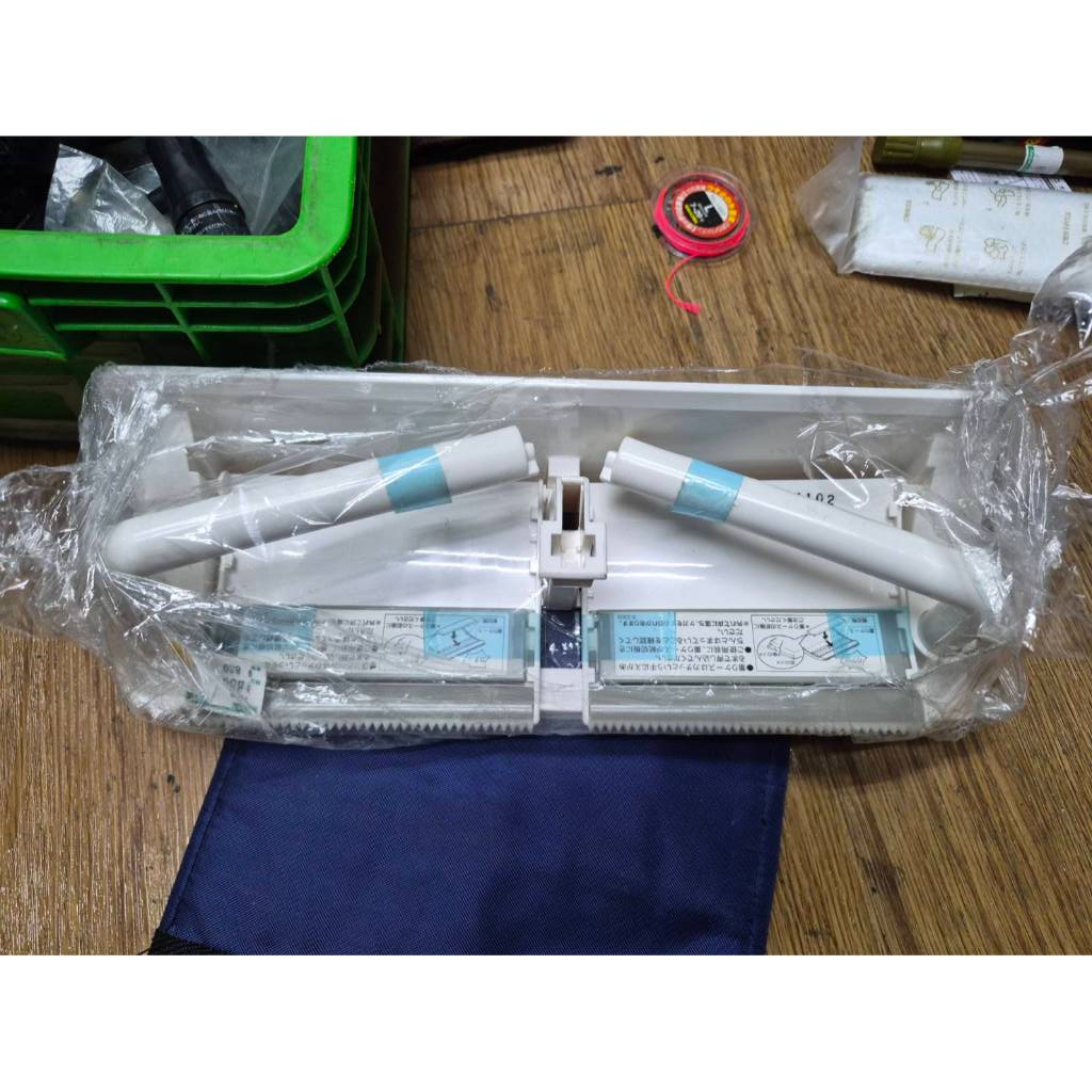 ที่ใส่กระดาษชำระแบบคู่ (Double Toilet Paper Holder) จากแบรนด์ LIXIL หรือ INAX.
