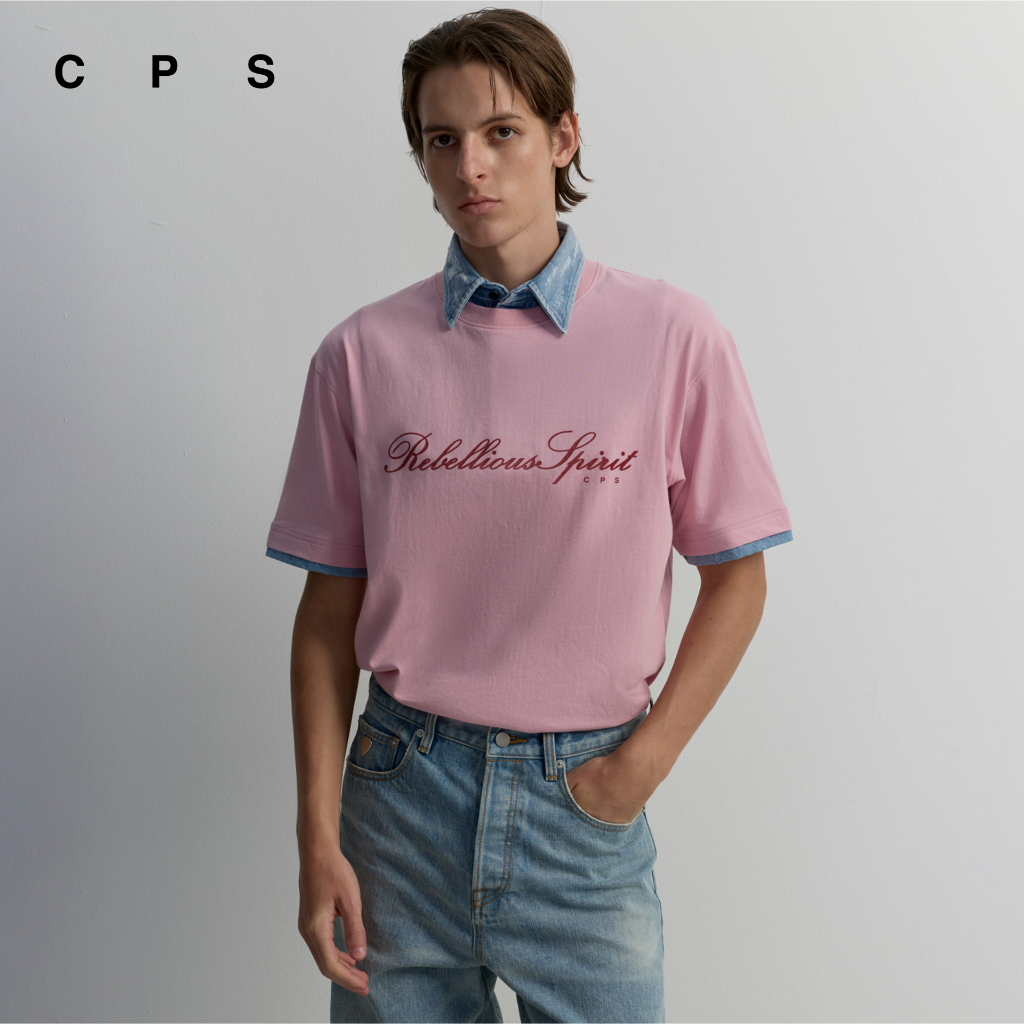 CPS เสื้อแขนสั้นพิมพ์กำมะหยี่ REBELLIOUS SPIRIT ผู้ชาย REBELLIOUS SPIRIT PRINTED TOP รุ่น C26PGMA012